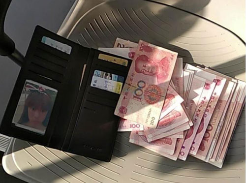 2万元现金如数归还，公交驾驶员再亮“文明范儿