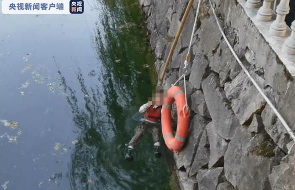 2名少年用竹竿救起落水女童