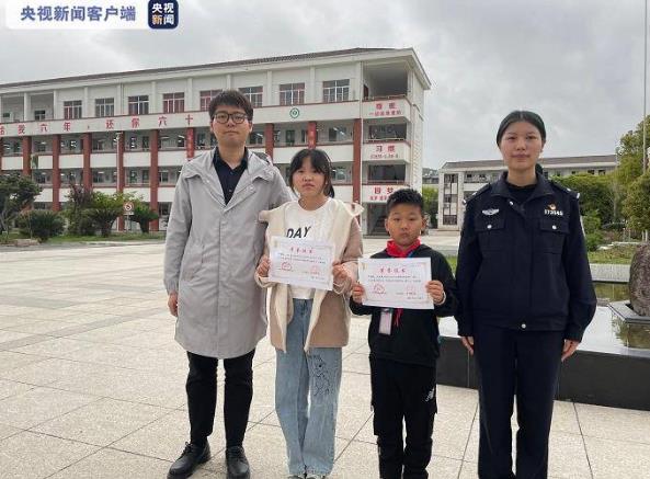 2名少年用竹竿救起落水女童