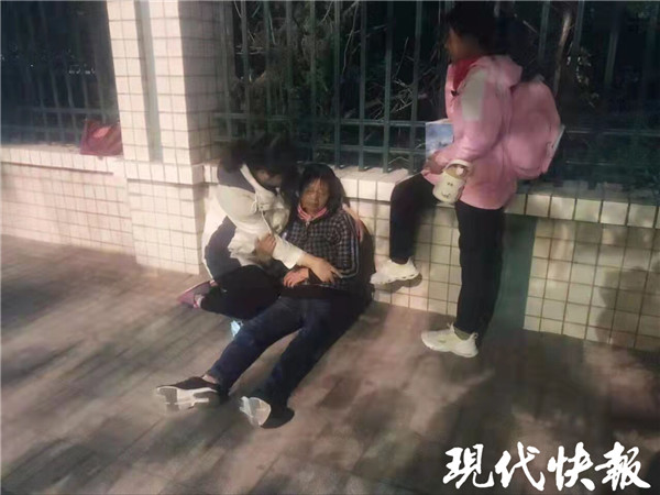 老人接孙女放学时突然发病 ,幸好来了一群老师
