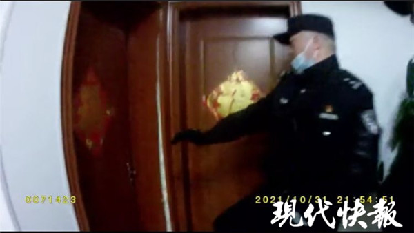 小伙上吊轻生,民警两脚破门救人