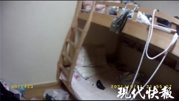 小伙上吊轻生，民警两脚破门救人