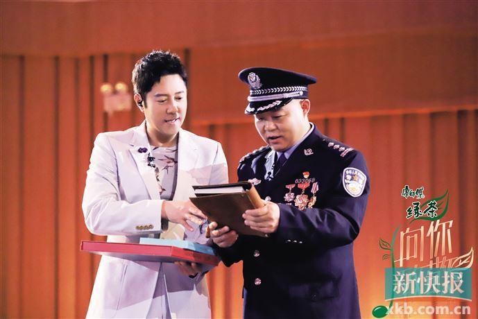 蔡国庆唱《真心英雄》致敬扫黑先锋