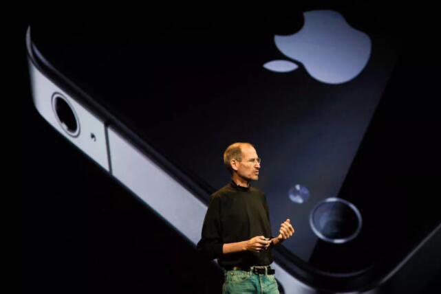 苹果回忆:为证明 iPhone 结实,乔布斯拿起手机就往地上摔