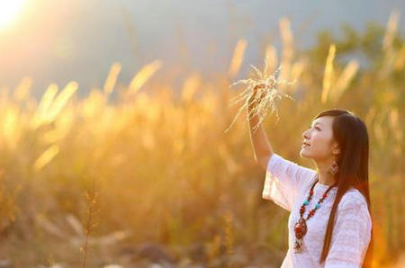 在惨淡的人生里，你要活成你自己的光