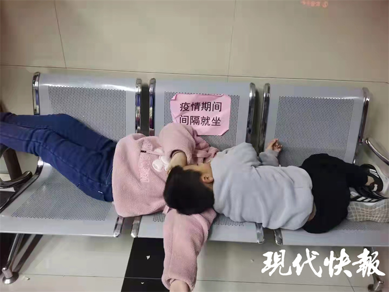 破防了!小姐弟睡在派出所大厅凉椅上,没去打搅妈妈工作