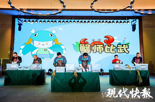 快10多秒捆一只大闸蟹,捆蟹师一天能挣多少前