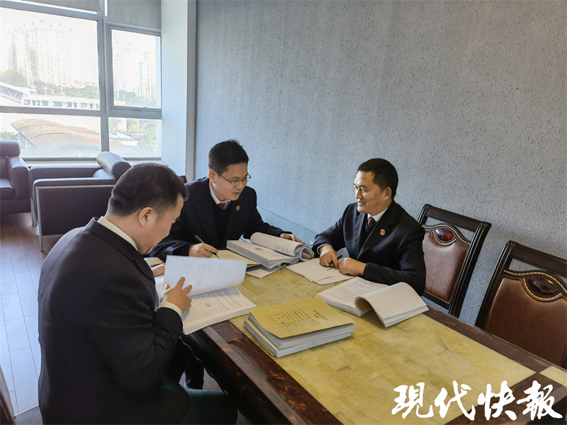 男子裸聊被逼发了56个千元红包，牵出幕后洗前案