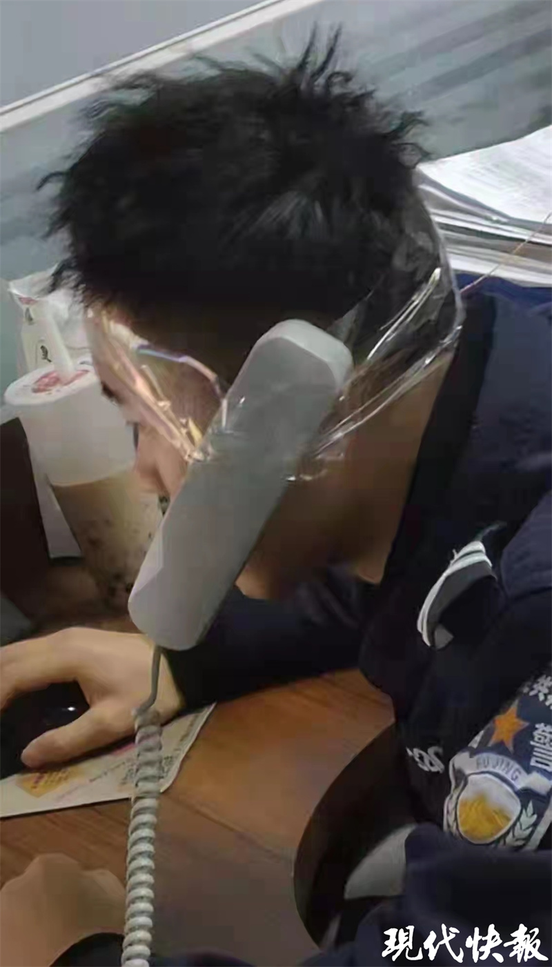 徐州警辅头缠胶带固定电话听筒，温暖了一座城