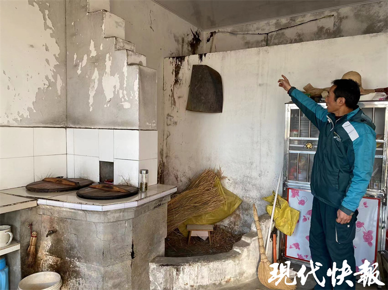 盐城邮政快递员火中救人，手背被烫伤