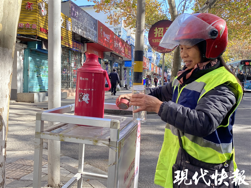 31年不打烊！镇江90岁“茶水奶奶”供应爱心茶水，如今女儿接力