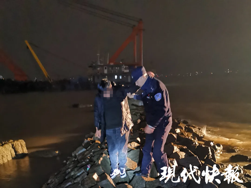 小伙打110给母亲留“遗言”，民警江边苦劝1小时