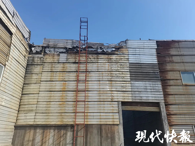 加油站员工3次出入火场，把火扑灭后他晕倒了