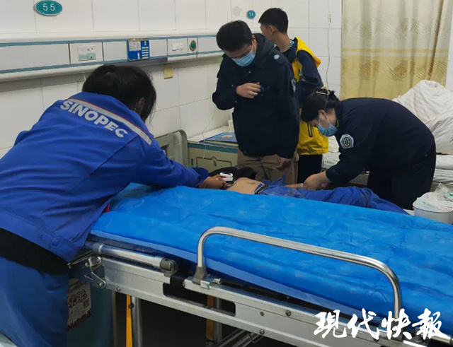加油站员工3次出入火场，把火扑灭后他晕倒了
