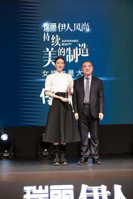 佟晨洁魏巍合体出席活动 魏巍《清风朗月花正开》正在热播