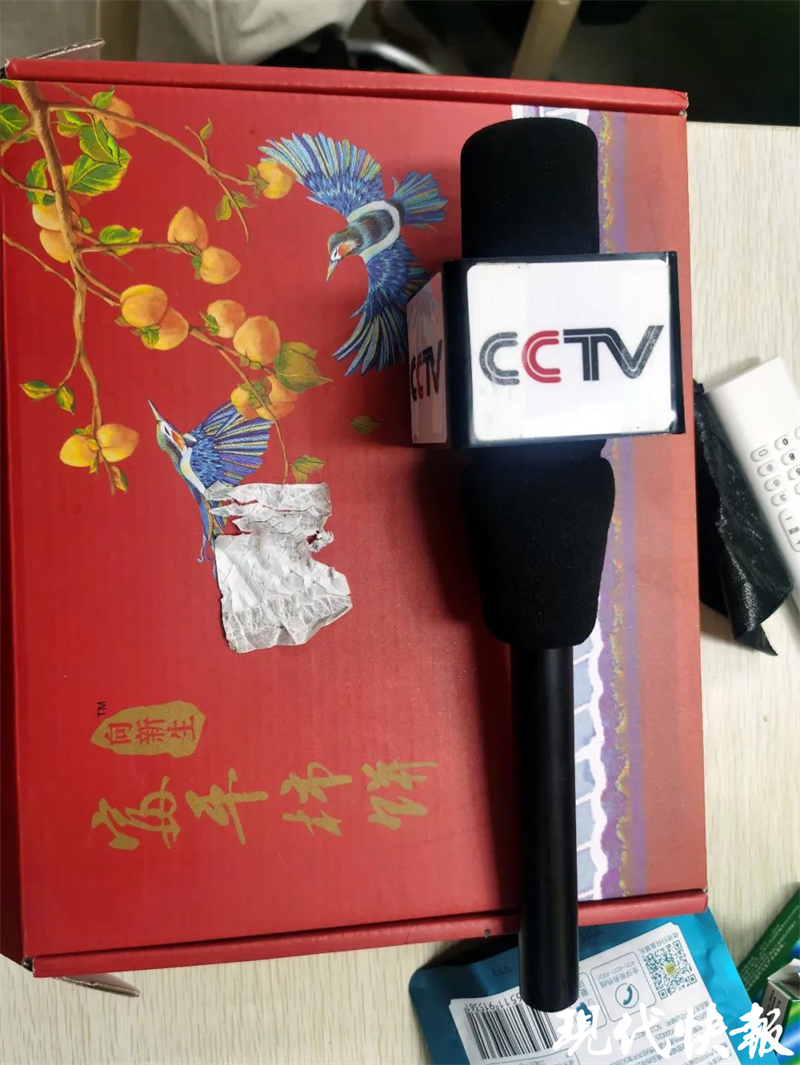 持标有“CCTV”的话筒采访，苏州一房产公司员工被处理