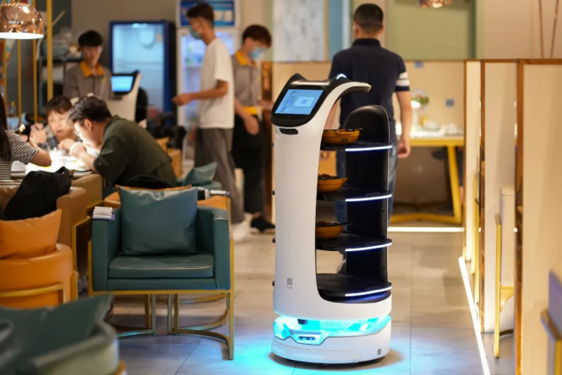 普渡机器人“贝拉”强势入驻集膳斑斓，助力餐厅服务智慧升级