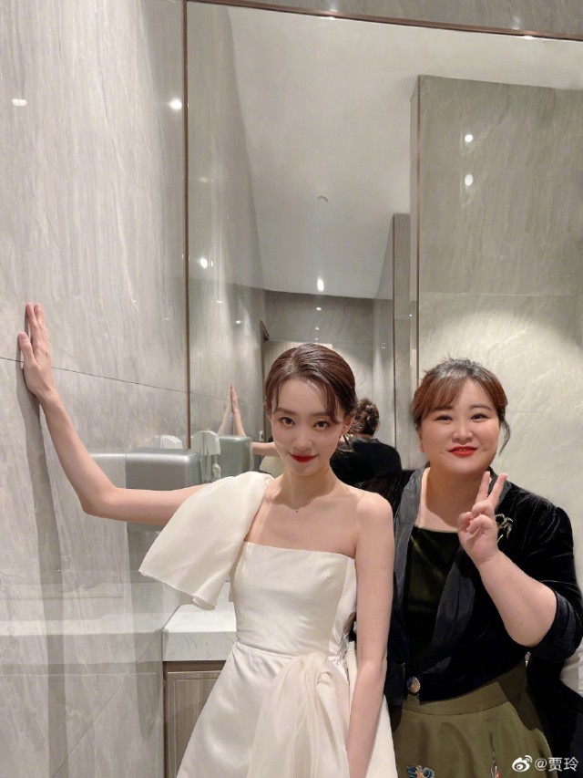 贾玲晒照为张小斐庆生:大碗一姐 生日快乐