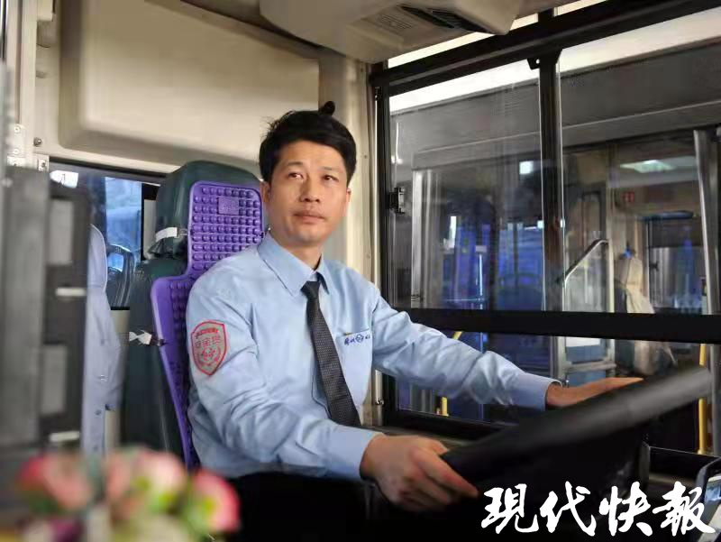 雷锋画像贴车上,苏州这名公交司机荣获江苏省“岗位学雷锋标兵”