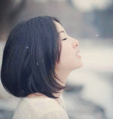 qq有哲理的句子说说心情：麻烦你坚强点，你的软弱真的没人看