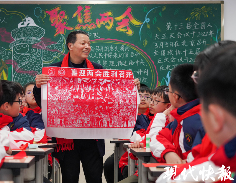 迎全国两会,海安非遗传承人制作主题剪纸