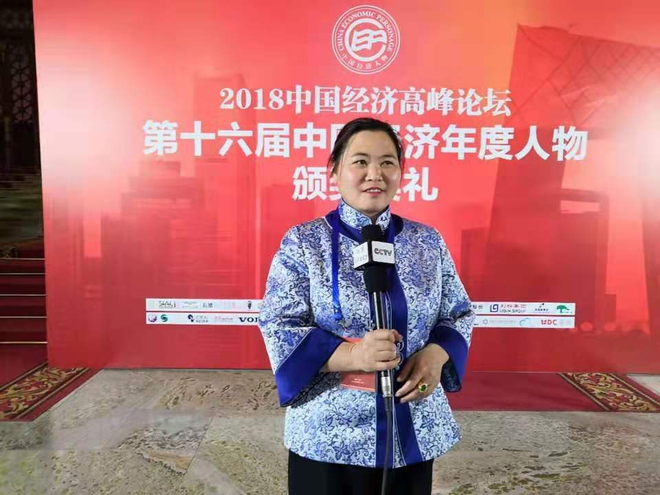人站在商店前

中度可信度描述已自动生成