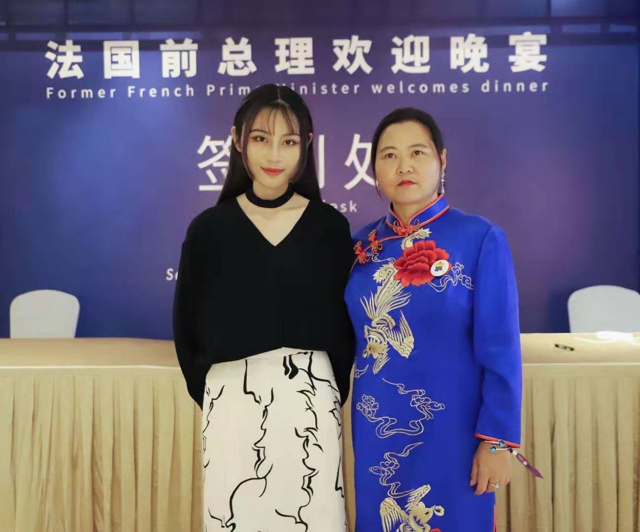 男人和女人站在一起

中度可信度描述已自动生成