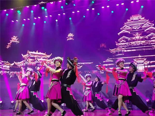 舞蹈导演夏冰“苗乡三部曲”展现苗族文化