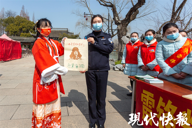 扬州旅游警察带大别山的孩子们“云游”瘦西湖