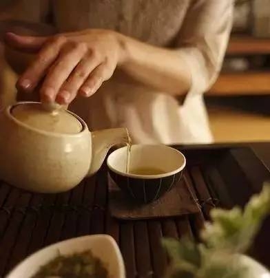 躁热六月，记牢八个   好，万病不长