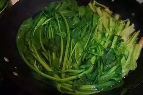 夏季千万不能吃的八种隔夜菜  比毒药还毒