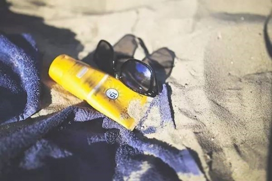 要想夏季晒不黑?选好防晒乳,拒做小黑人~