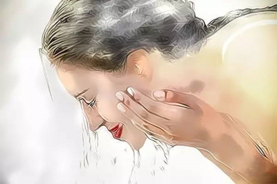 要想夏季晒不黑?选好防晒乳,拒做小黑人~