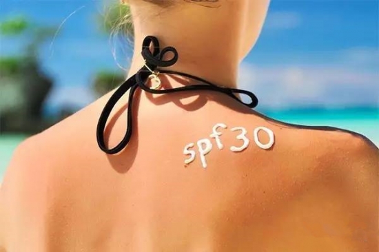 要想夏季晒不黑?选好防晒乳,拒做小黑人~