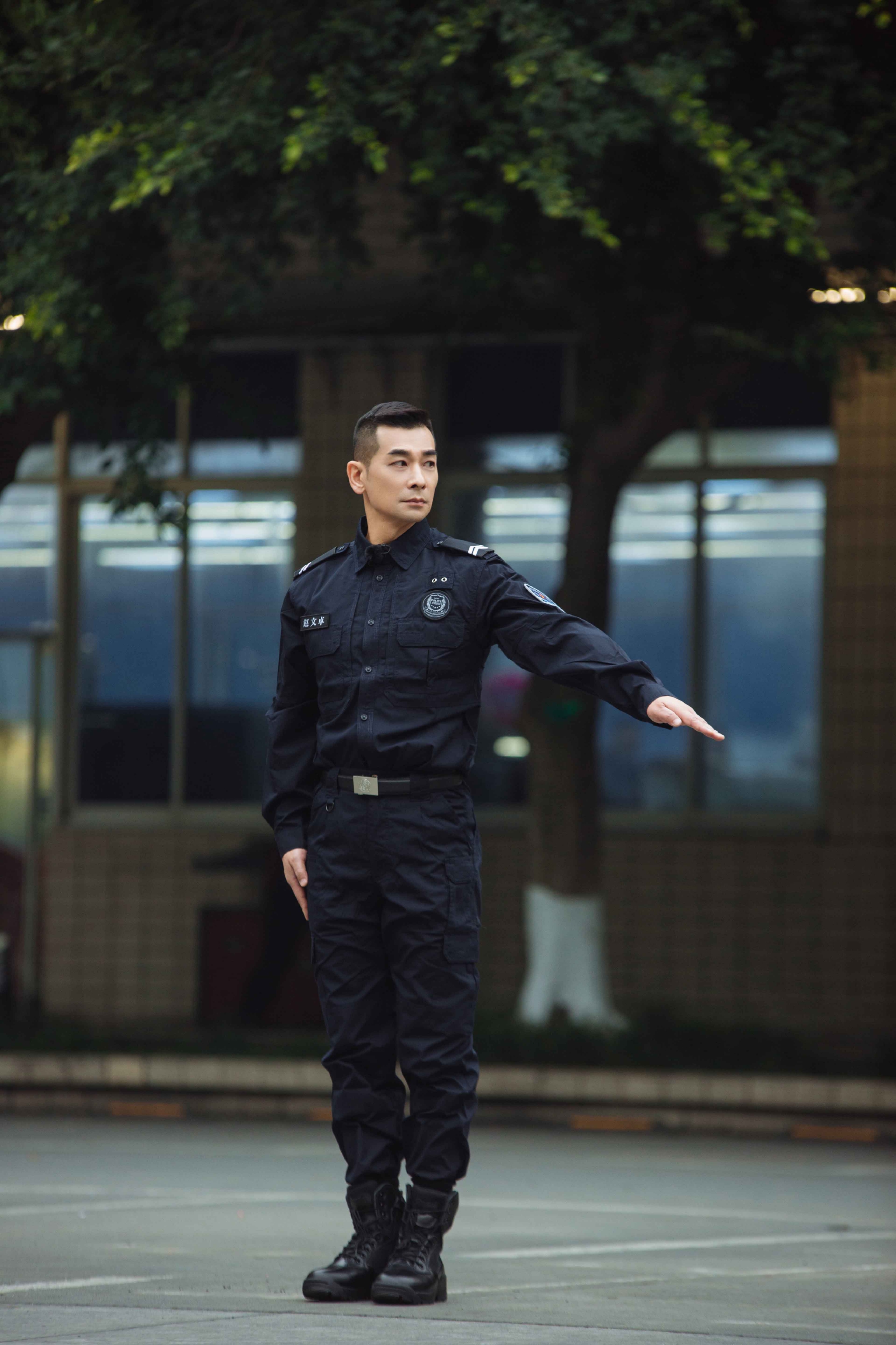 《我们的滚烫人生》交警初体验 陈小春张智霖夜间巡逻