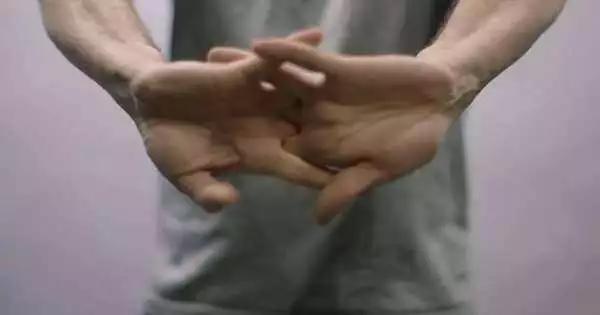 按手指关节会咔咔响 按关节一直会变大?