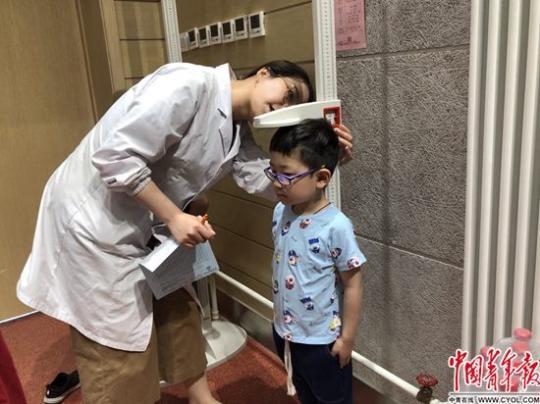 孩子矮是怎么回事?是遗传还是矮小症