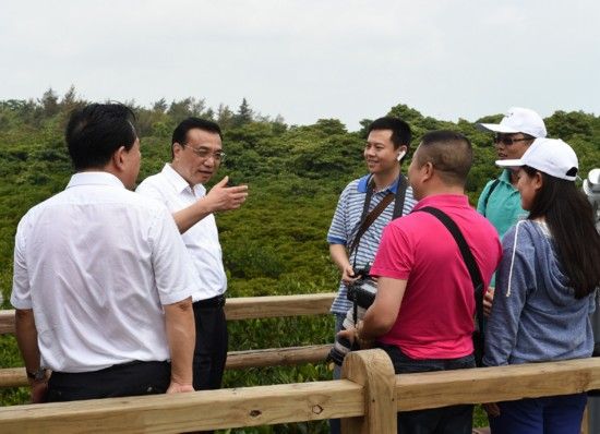 李克强总理深入海南基层考察调研 强调发展是   一要务