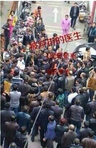 广东潮州发生严重辱医事件：死者家属押医生游行