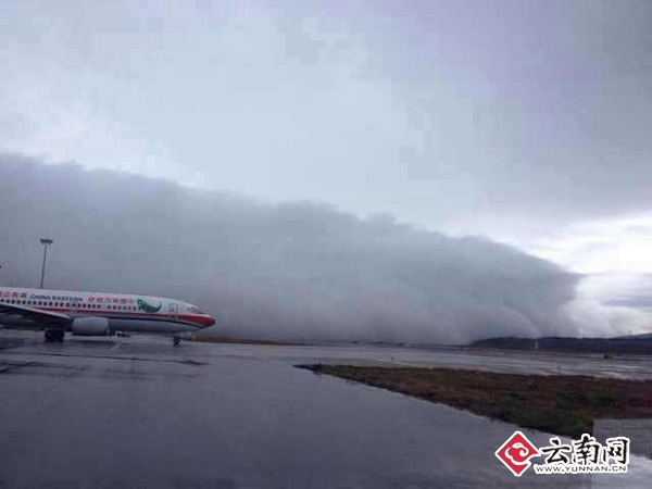 昆明长水机场跑道出现大面积云墙[组图]