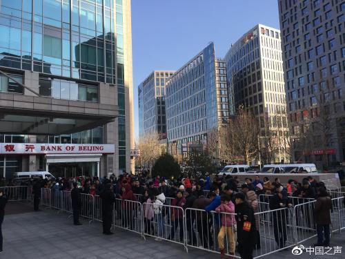 ofo线上退押金排号过千万 工作人员：等着退就行