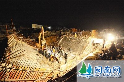 漳州龙海滕王阁地产在建桥面坍塌 数人被埋