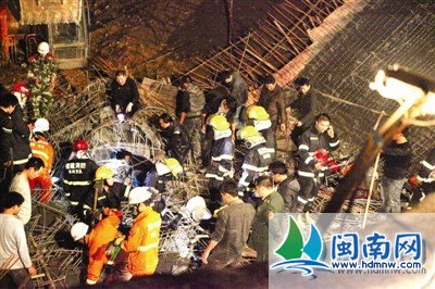 消防人员救援被埋工人