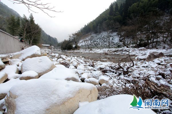 河流两岸都是积雪