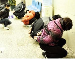 街头诈赌团伙警察盯了21天