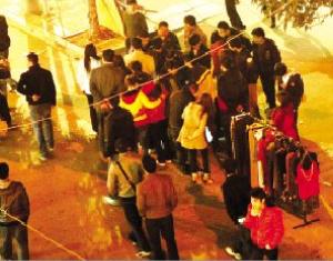 街头诈赌团伙警察盯了21天