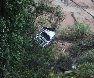 龙岩一皮卡车坠崖 5死1伤