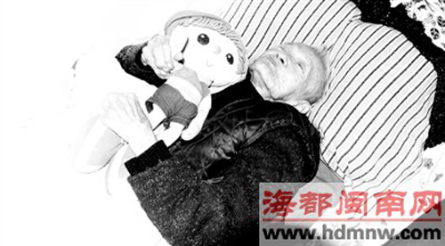 九旬阿嬷布娃娃当孙子30年 盼能见孙子一面