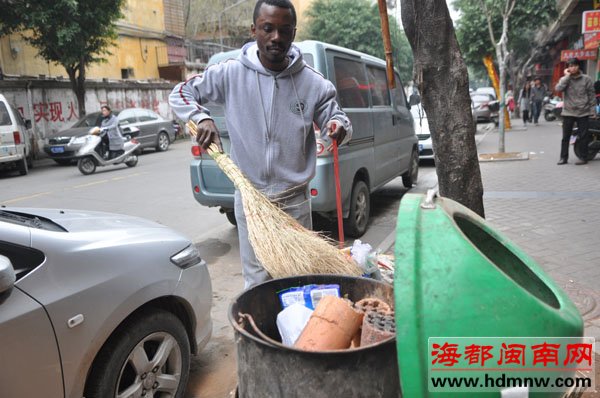 100志愿者冒雨顶班走进社区扫大街