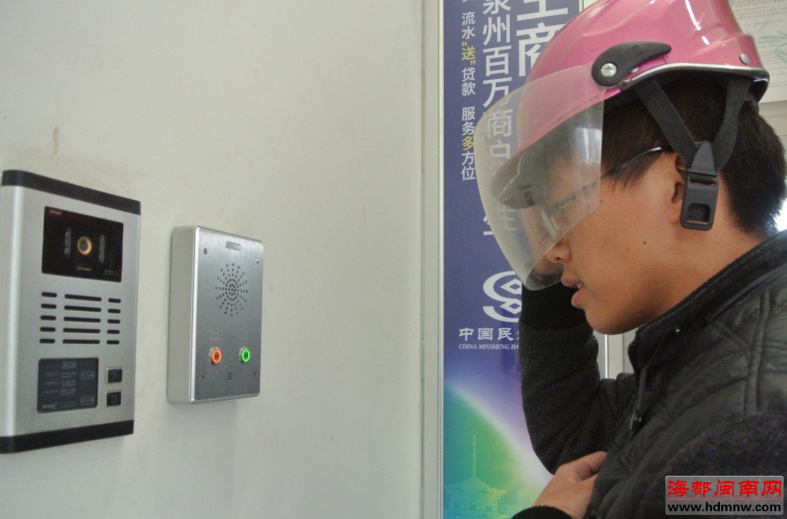 市民不解:为何到ATM机取款前,必须先摘下头盔?